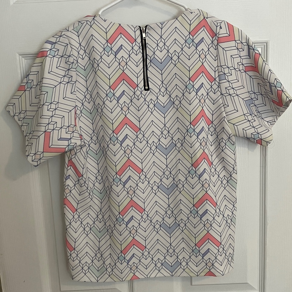 Geometric Patterned Top - Picture 3 of 4